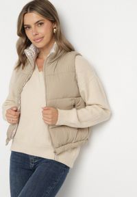 Born2be - Ciemnobeżowa Pikowana Kamizelka z Ozdobną Podszewką Olianela. Okazja: na co dzień, na spacer. Kolor: beżowy. Materiał: jeans. Wzór: aplikacja. Styl: casual, elegancki #4