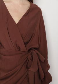 Born2be - Brązowa Wiskozowa Sukienka Kopertowa z Wiązaniem i Bufiastymi Rękawami Onevia. Okazja: na co dzień. Kolor: brązowy. Materiał: wiskoza. Typ sukienki: kopertowe. Styl: casual, klasyczny #7