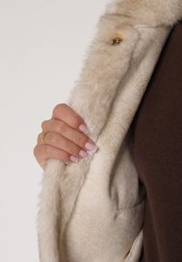 Born2be - Beżowa Kurtka Futerko o Kroju Bomberki z Kieszeniami Tiwedara. Okazja: na co dzień. Typ kołnierza: kołnierzyk stójkowy. Kolor: beżowy. Materiał: futro. Styl: elegancki, casual #3