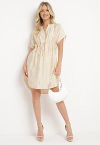 Born2be - Beżowa Pudełkowa Sukienka ze Ściągaczem w Talii Zdobiona Cyrkoniami Pilefia. Typ kołnierza: dekolt w kształcie V. Kolor: beżowy. Długość rękawa: krótki rękaw. Wzór: aplikacja. Styl: elegancki #7