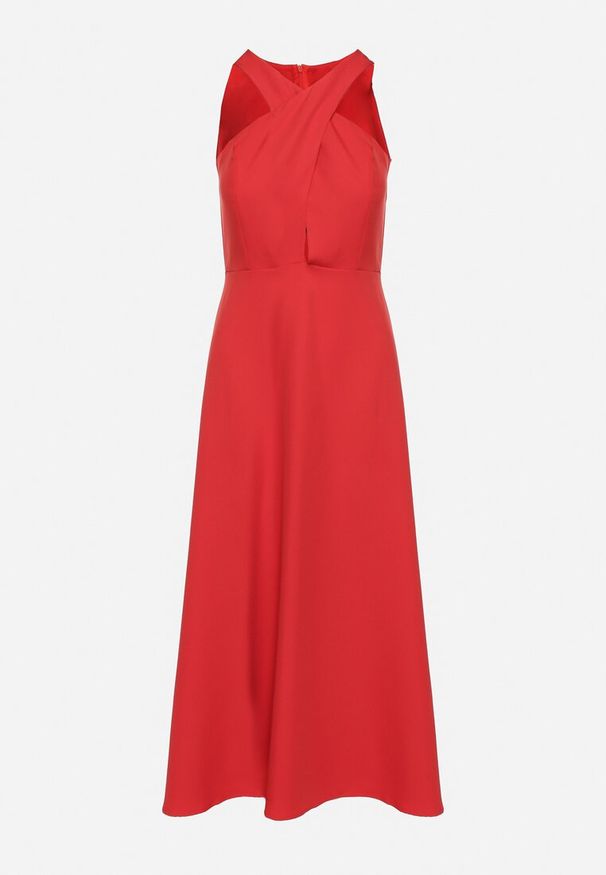 Born2be - Czerwona Rozkloszowana Sukienka z Wiskozą i Dekoltem Typu Halter Dolienna. Typ kołnierza: dekolt halter. Kolor: czerwony. Materiał: wiskoza. Typ sukienki: rozkloszowane. Styl: elegancki