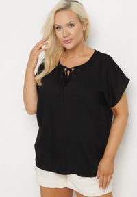 Born2be - Czarna Bluzka z Wiskozą Wiązana przy Dekolcie Dovarelle. Okazja: na co dzień. Kolekcja: plus size. Kolor: czarny. Materiał: wiskoza. Długość rękawa: krótki rękaw. Długość: krótkie. Styl: casual, elegancki