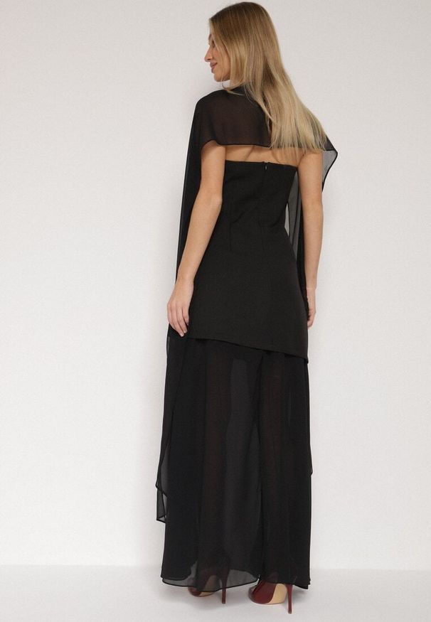 Born2be - Czarna Koktajlowa Sukienka z Odkrytymi Ramionami i Dodatkowym Szalem Krynaya. Okazja: na imprezę. Kolor: czarny. Długość rękawa: na ramiączkach. Typ sukienki: z odkrytymi ramionami. Styl: wizytowy