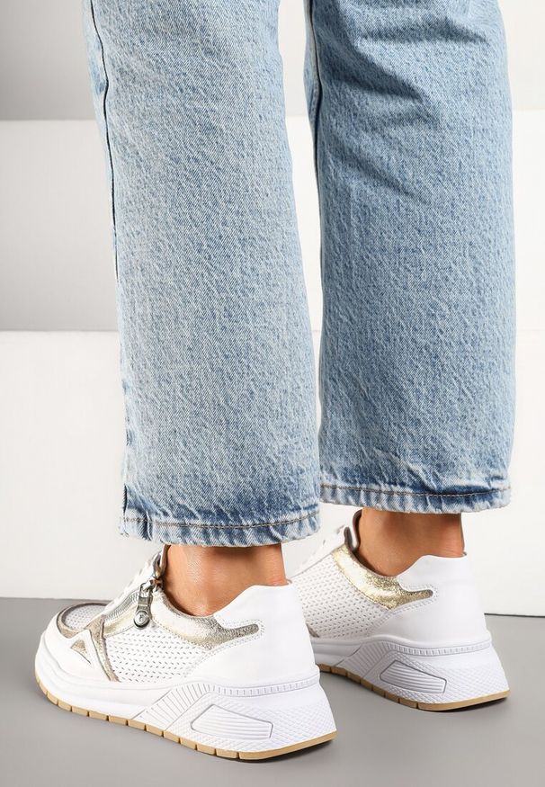 Born2be - Białe Sneakersy ze Skóry Naturalnej Zdobione Perforacją i Suwakiem Amivessa. Okazja: na co dzień. Kolor: biały. Materiał: skóra. Wzór: aplikacja