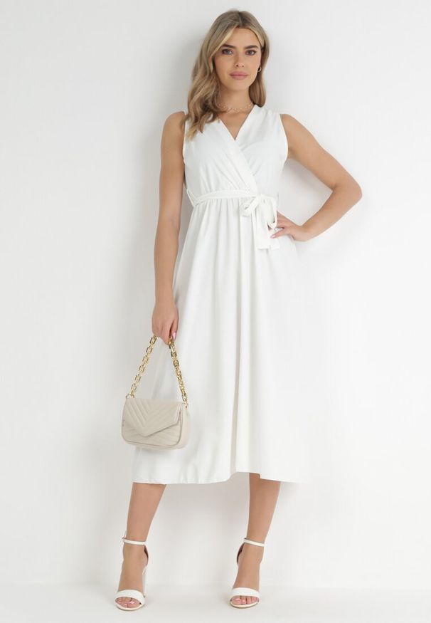 Born2be - Biała Sukienka Iolaera. Kolor: biały. Materiał: tkanina, materiał. Długość rękawa: na ramiączkach. Wzór: ażurowy, aplikacja, gładki. Sezon: lato. Typ sukienki: kopertowe. Długość: midi