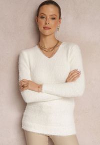 Renee - Biały Sweter Wełniany Aegiopis. Okazja: na co dzień. Typ kołnierza: dekolt w kształcie V. Kolekcja: plus size. Kolor: biały. Materiał: wełna. Styl: klasyczny, wizytowy, casual, elegancki