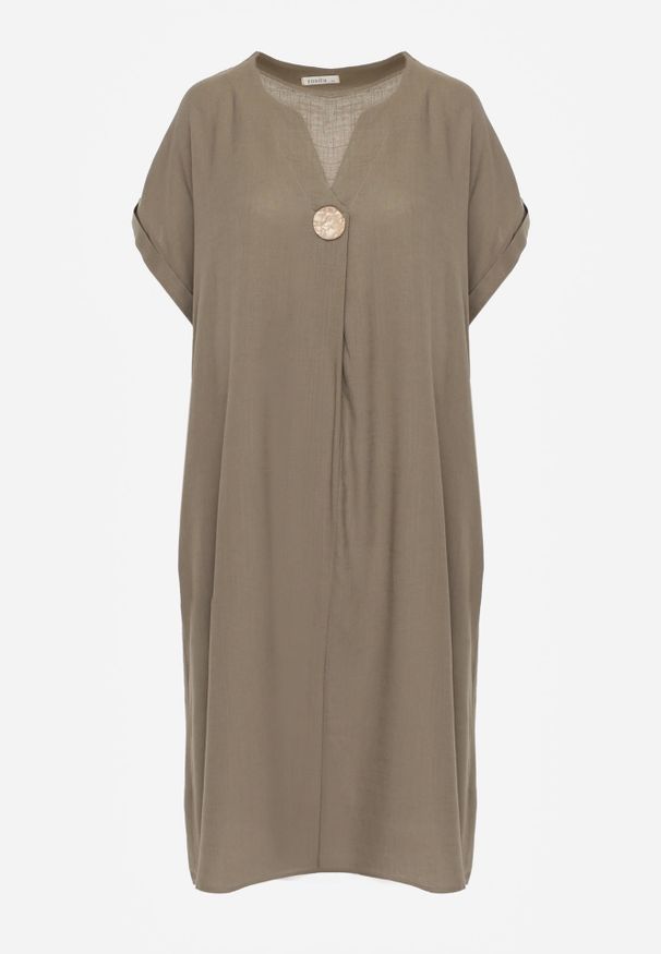 Renee - Ciemnobeżowa Sukienka o Pudełkowym Kroju z Lnem i Wiskozą Zdobiona Guzikiem Mezynore. Kolekcja: plus size. Kolor: beżowy. Materiał: len, wiskoza. Wzór: aplikacja. Typ sukienki: dla puszystych. Styl: wakacyjny, boho