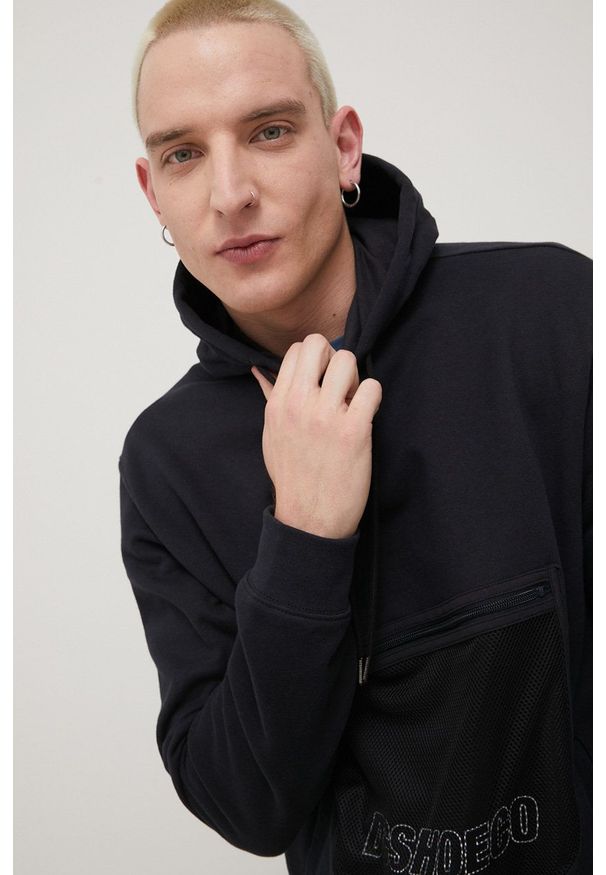 DC bluza męska kolor granatowy z kapturem z nadrukiem. Okazja: na co dzień. Typ kołnierza: kaptur. Kolor: niebieski. Materiał: dzianina. Wzór: nadruk. Styl: casual