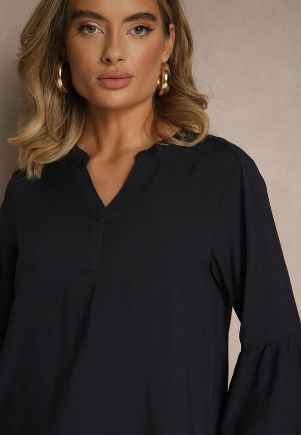 Renee - Granatowa Bluzka z Wiskozy Ozdobiona Falbankami Ralivia. Okazja: na co dzień. Typ kołnierza: kołnierz z falbankami. Kolor: niebieski. Materiał: wiskoza. Wzór: aplikacja. Styl: casual