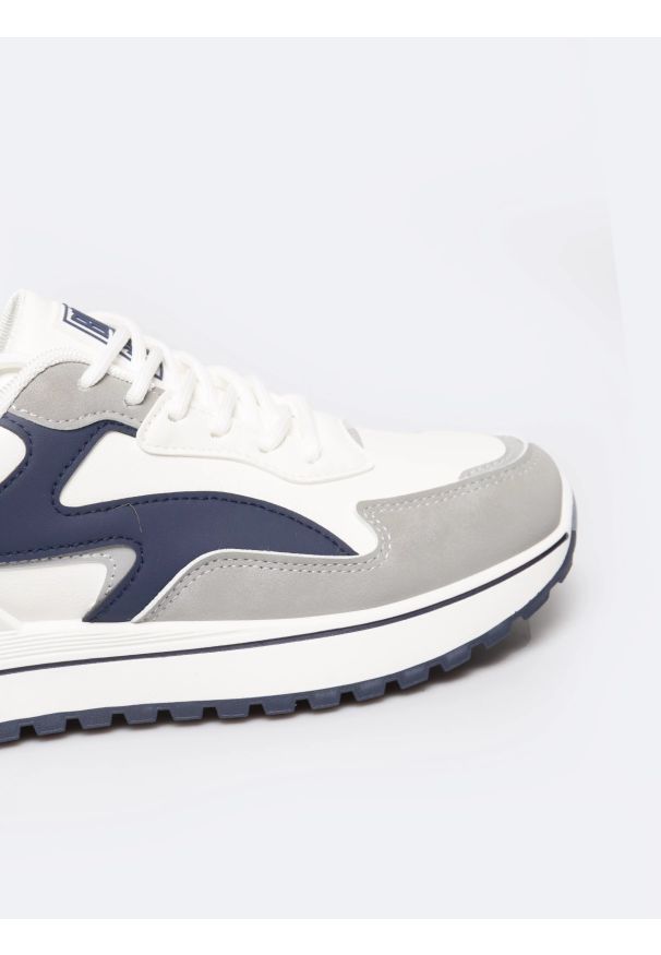 Big-Star - Sneakersy damskie biało-granatowe RR274A215 403. Okazja: na co dzień. Kolor: niebieski. Materiał: materiał. Szerokość cholewki: normalna. Wzór: gładki