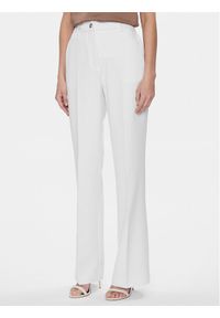 Guess Spodnie materiałowe W4RB30 WFWX2 Biały Slim Fit. Kolor: biały. Materiał: syntetyk