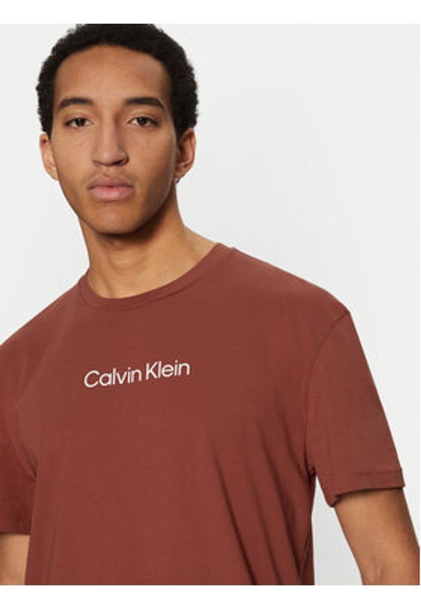 Calvin Klein T-Shirt Hero K10K111346 Czerwony Regular Fit. Kolor: czerwony. Materiał: bawełna