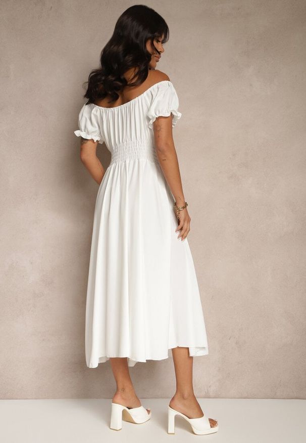 Renee - Biała Sukienka Hiszpanka z Bawełną Ozdobiona Bufkami Lunoria. Okazja: na co dzień. Typ kołnierza: dekolt hiszpanka. Kolor: biały. Materiał: bawełna. Wzór: aplikacja. Sezon: lato. Typ sukienki: proste. Styl: casual