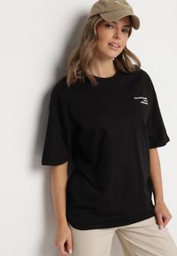 Born2be - Czarna Koszulka T-shirt z Nadrukiem z Przodu i na Plecach Ninarelia. Okazja: na co dzień. Kolor: czarny. Wzór: nadruk. Styl: casual #4