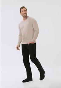 Volcano - Sweter z dekoltem w serek S-KLARO. Okazja: na co dzień, do pracy. Typ kołnierza: dekolt w serek. Kolor: beżowy. Materiał: dzianina, bawełna, materiał. Długość rękawa: długi rękaw. Długość: długie. Wzór: gładki. Styl: klasyczny, casual, elegancki #1