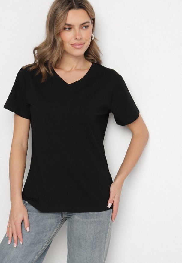 Born2be - Czarny Bawełniany T-shirt z Trójkątnym Dekoltem Nelirna. Okazja: na co dzień. Kolor: czarny. Materiał: bawełna. Styl: casual