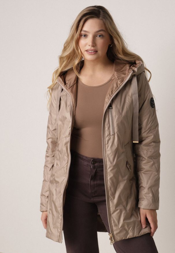 Born2be - Brązowa Pikowana Kurtka Przejściowa Parka z Kapturem o Długim Kroju z Ozdobą Isaline. Okazja: na co dzień. Typ kołnierza: kaptur. Kolor: brązowy. Materiał: poliester, dresówka. Długość: długie. Wzór: aplikacja. Styl: casual, klasyczny