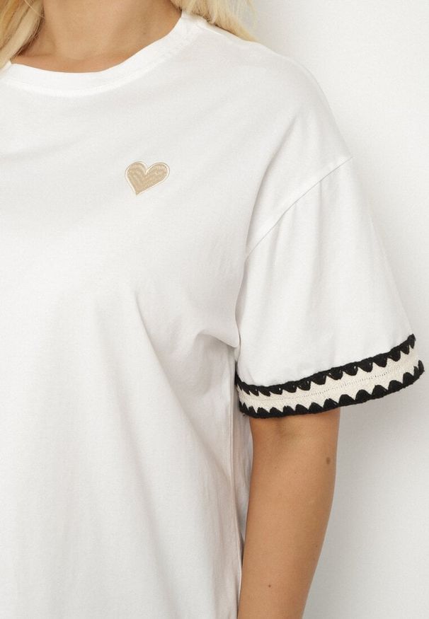 Born2be - Biały Bawełniany T-shirt o Kroju Oversize ze Zdobieniem przy Rękawach Milatia. Okazja: na co dzień. Kolor: biały. Materiał: bawełna. Wzór: aplikacja. Styl: casual, elegancki