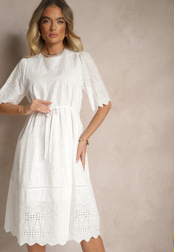 Renee - Biała Sukienka Ażurowa z Bawełny z Paskiem Nilozi. Okazja: na spacer, na co dzień. Kolor: biały. Materiał: bawełna. Wzór: ażurowy. Sezon: lato. Typ sukienki: proste. Styl: casual