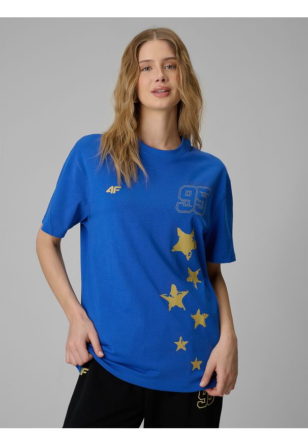 4f - 4F T-shirt regular z nadrukiem uniseks 4F x Bartosz Zmarzlik - niebieski XL. Okazja: na co dzień. Kolor: niebieski. Materiał: materiał, bawełna. Wzór: nadruk. Styl: casual, klasyczny, sportowy