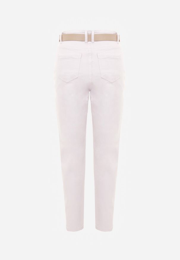 Born2be - Białe Bawełniano-Wiskozowe Jeansy Mom Fit z Dodatkowym Paskiem Papheilise. Okazja: na co dzień, na spotkanie biznesowe, do pracy. Kolor: biały. Styl: casual, biznesowy, elegancki, klasyczny
