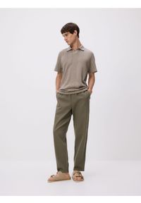 Reserved - Strukturalne polo comfort fit - beżowy. Typ kołnierza: polo. Kolor: beżowy. Materiał: dzianina