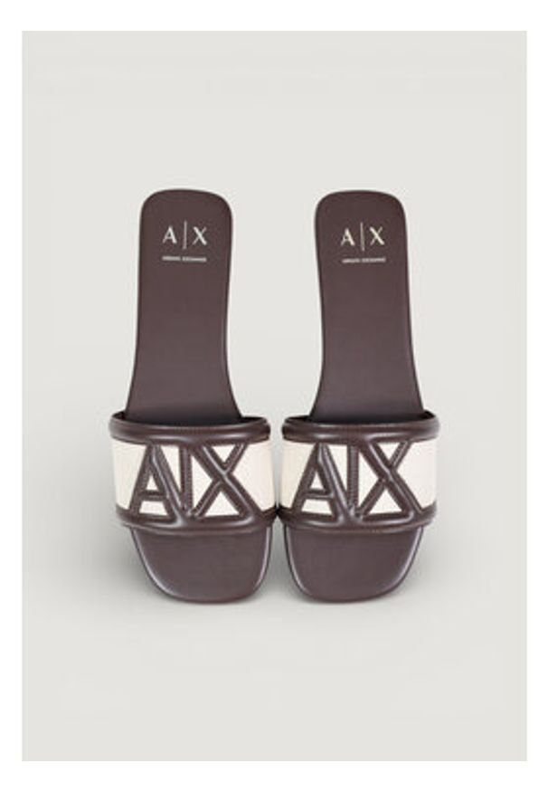 Armani Exchange Klapki XW002568 AF22752 MZ766 Brązowy. Kolor: brązowy. Materiał: skóra
