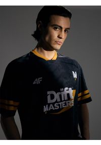 4f - 4F Koszulka szybkoschnąca uniseks 4F x Drift Masters - czarne L/XL. Typ kołnierza: dekolt w serek. Kolor: czarny. Materiał: dzianina, materiał, syntetyk, włókno, elastan. Długość rękawa: krótki rękaw. Długość: krótkie. Wzór: nadruk, gładki, napisy, ze splotem. Styl: klasyczny, sportowy #1