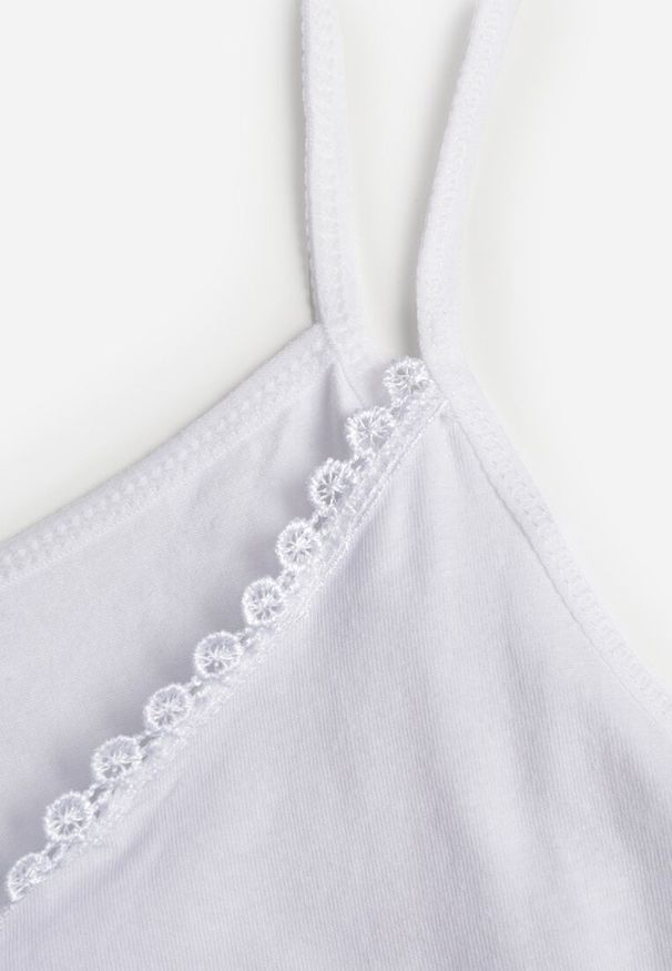 Renee - Biały Bawełniany Top Bieliźniany z Koronką przy Dekolcie Berinda. Okazja: na co dzień. Kolor: biały. Materiał: bawełna, koronka. Wzór: koronka. Sezon: lato. Styl: casual