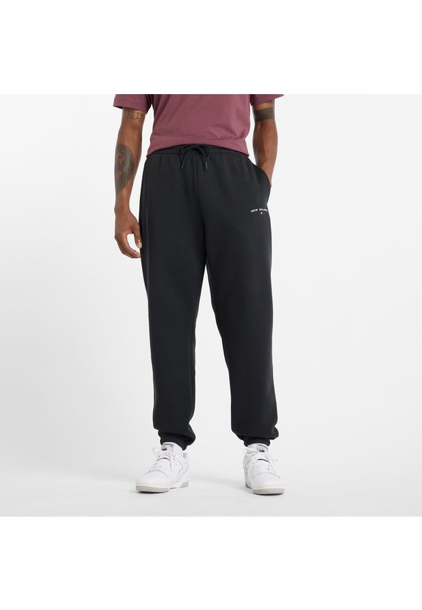 Spodnie męskie New Balance MP51505BK – czarne. Kolor: czarny. Materiał: bawełna, poliester, dresówka, materiał. Wzór: napisy