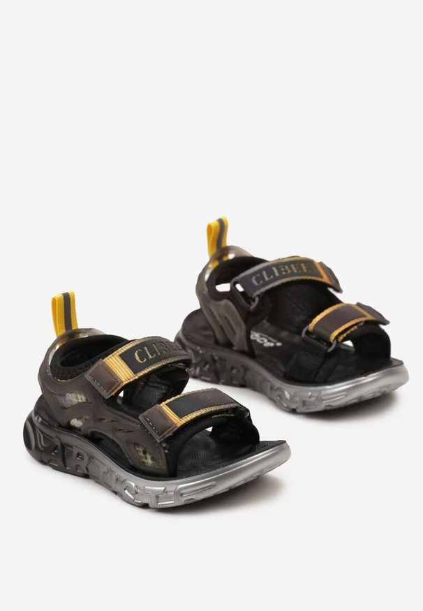 Born2be - Czarno-Żółte Sandały Sportowe z Rzepami i Tłoczoną Podeszwą Ginkoa. Nosek buta: otwarty. Zapięcie: rzepy. Kolor: czarny. Materiał: bawełna. Styl: sportowy