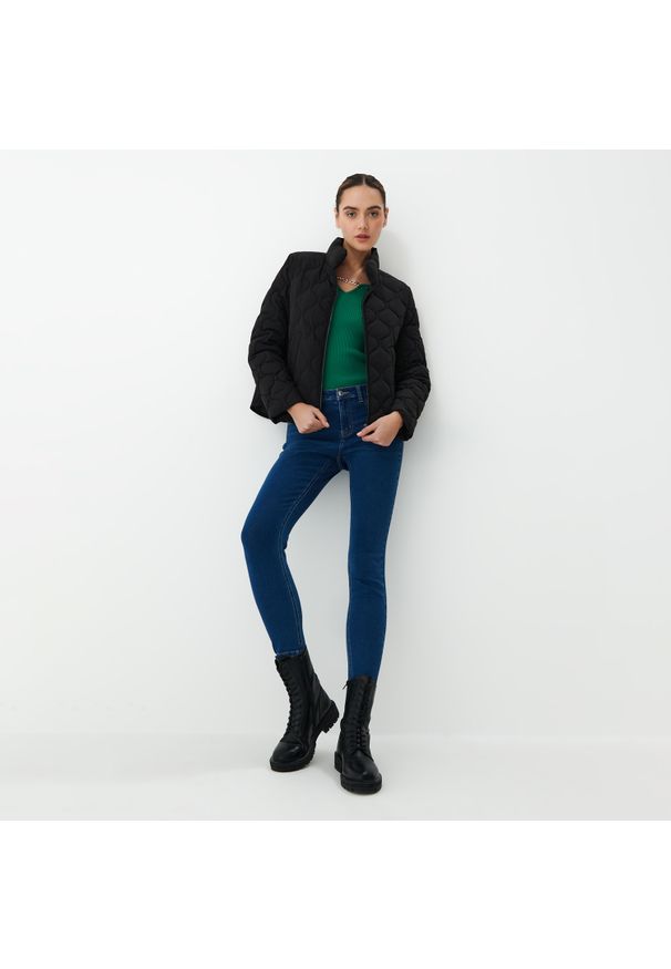 Mohito - Krótka pikowana kurtka - Czarny. Kolor: czarny. Długość: krótkie