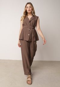 Born2be - Ciemnobeżowy Komplet z Topem o Fasonie Kamizelki z Paskiem i Szerokimi Spodniami z Wiskozą Zarinesh. Kolor: beżowy. Materiał: wiskoza #5