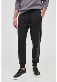 Calvin Klein Jeans Spodnie męskie kolor czarny z nadrukiem. Kolor: czarny. Materiał: dzianina. Wzór: nadruk #1