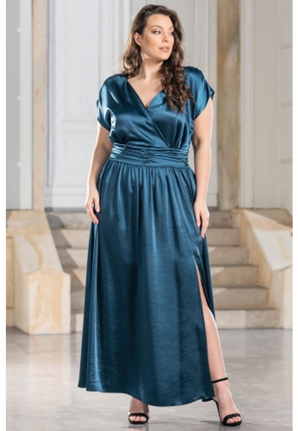 KARKO - Sukienka satynowa długa na wesele LAURA turkusowa PROMOCJA. Okazja: na wesele, na ślub cywilny. Typ kołnierza: dekolt kopertowy. Kolekcja: plus size. Kolor: turkusowy. Materiał: satyna. Typ sukienki: dla puszystych, kopertowe. Styl: elegancki, wizytowy. Długość: maxi