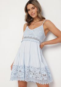 Born2be - Jasnoniebieska Rozkloszowana Sukienka w Haftowany Wzór Mavironne. Okazja: na imprezę. Kolor: niebieski. Wzór: haft. Styl: elegancki