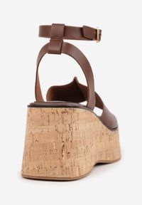Renee - Ciemnobrązowe Sandały z Klamerką VICES na Koturnie Stylizowanym na Drewniany Lynnoris. Okazja: na imprezę, na co dzień. Zapięcie: pasek. Kolor: brązowy. Sezon: lato. Obcas: na koturnie. Styl: boho, casual #3