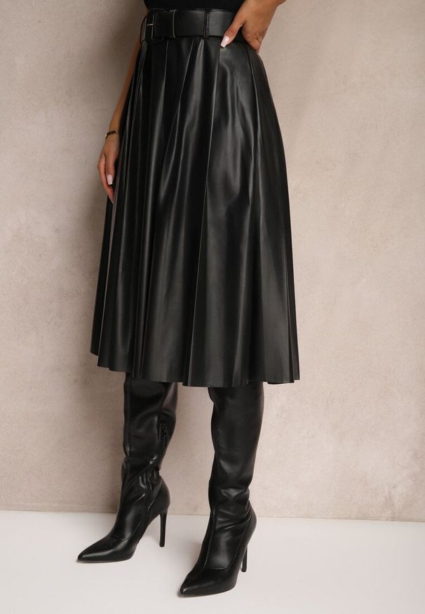 Renee - Czarna Plisowana Spódnica w Stylu Preppy o Rozkloszowanym Kroju High Waist z Paskiem Iriviel. Okazja: na co dzień, na imprezę. Stan: podwyższony. Kolor: czarny. Styl: elegancki, casual