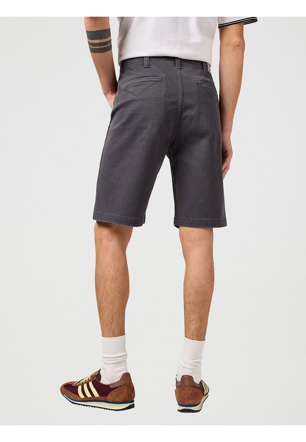 Wrangler - MESKIE SPODENKI WRANGLER CJ CHINO SHORTS FADED BLACK 112362922. Okazja: na co dzień, na spacer. Materiał: jeans, skóra, bawełna, materiał, elastan. Długość: do kolan. Sezon: lato. Styl: casual, klasyczny, elegancki