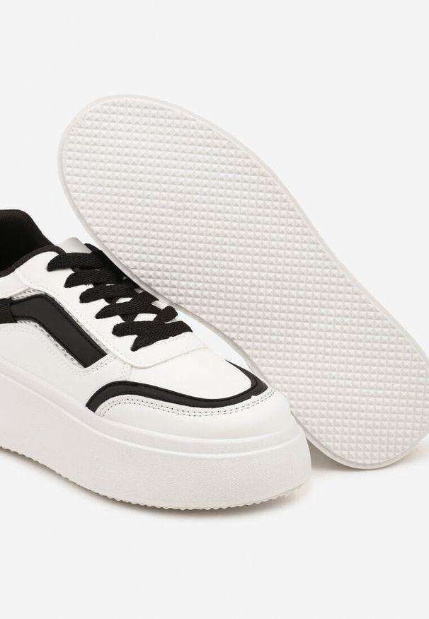 Born2be - Biało-Czarne Płaskie Sneakersy z Geometrycznym Wzorem i Sznurowaniem Vlisera. Okazja: na co dzień. Zapięcie: sznurówki. Kolor: biały. Materiał: jeans. Wzór: geometria