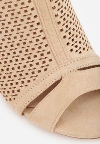 Renee - Beżowe Sandały Vices na Słupku z Ażurową Cholewką i Skórzaną Wkładką Saramiae. Okazja: na co dzień, na spotkanie biznesowe. Zapięcie: sprzączka. Kolor: beżowy. Materiał: skóra. Wzór: ażurowy. Obcas: na słupku. Styl: casual, biznesowy, elegancki #7