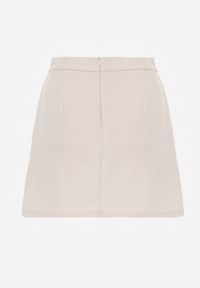 Born2be - Beżowe Szorty Imitujące Spódnicę z Agrafkami Josellin. Stan: podwyższony. Kolor: beżowy. Wzór: aplikacja #8