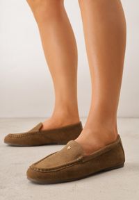Born2be - Ciemnobeżowe Mokasyny VICES ze Skórzaną Wkładką i Metalową Ozdobą Aquilin. Nosek buta: okrągły. Kolor: beżowy. Materiał: skóra. Wzór: aplikacja. Obcas: na obcasie. Styl: klasyczny. Wysokość obcasa: niski #5