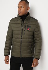 Born2be - Ciemnozielona Pikowana Kurtka z Aplikacjami i Kieszeniami na Suwak Eriaia. Okazja: na co dzień. Kolor: zielony. Materiał: jeans. Wzór: aplikacja. Styl: klasyczny, sportowy, casual, elegancki #3