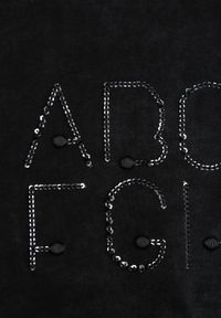 Renee - Czarny Bawełniany T-shirt Oversize z Haftowanym Napisem z Cekinami Talomora. Okazja: na imprezę, na co dzień. Kolor: czarny. Materiał: bawełna. Wzór: haft, napisy. Styl: rockowy, casual #8