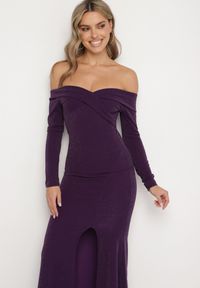 Born2be - Ciemnofioletowa Dopasowana Sukienka Hiszpanka z Rozcięciem i Rozszerzanym Dołem Emilenne. Typ kołnierza: dekolt hiszpanka. Kolor: fioletowy. Długość rękawa: długi rękaw. Typ sukienki: z odkrytymi ramionami. Styl: wizytowy #7