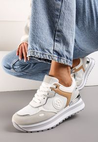 Renee - Biało-Szare Sneakersy na Niskiej Platformie z Metalicznym Paskiem za Kostkę Dapphira. Okazja: na co dzień. Wysokość cholewki: za kostkę. Nosek buta: okrągły. Zapięcie: pasek. Kolor: biały. Materiał: jeans, skóra. Obcas: na platformie #1