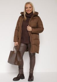 Born2be - Brązowa Długa Pikowana Kurtka z Nieodpinanym Kapturem Mevessia. Okazja: na co dzień. Kolor: brązowy. Materiał: jeans. Długość: długie. Styl: klasyczny, casual, elegancki #6