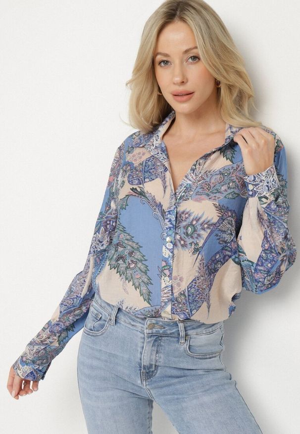 Born2be - Niebieska Klasyczna Koszula z Wiskozą w Ornamentalny Wzór Aranisea. Okazja: na co dzień. Typ kołnierza: kołnierzyk klasyczny. Kolor: niebieski. Materiał: wiskoza. Długość rękawa: długi rękaw. Długość: długie. Styl: klasyczny