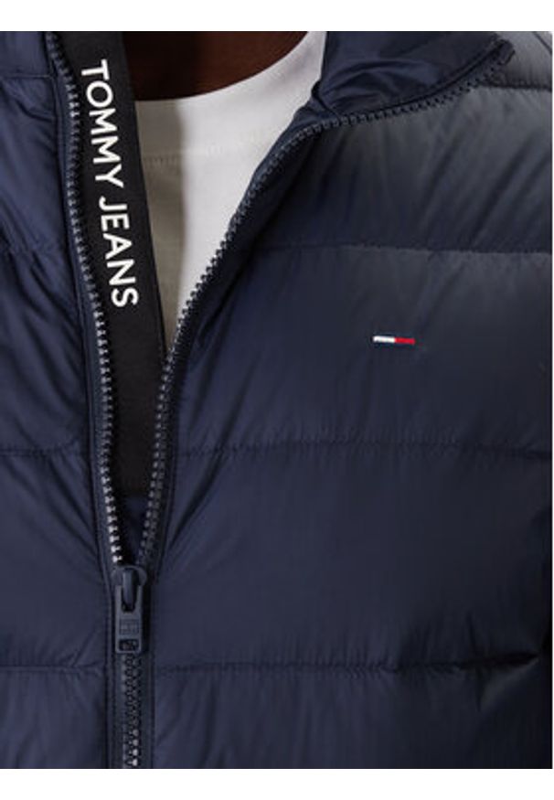 Tommy Jeans Kurtka puchowa DM0DM20658 Granatowy Regular Fit. Kolor: niebieski. Materiał: syntetyk